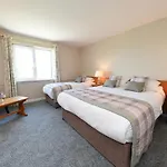 Whispering Pines בית הארחה 3*