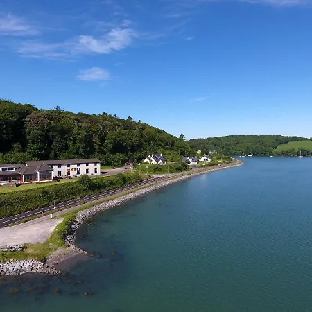 Whispering Pines Πανσιόν